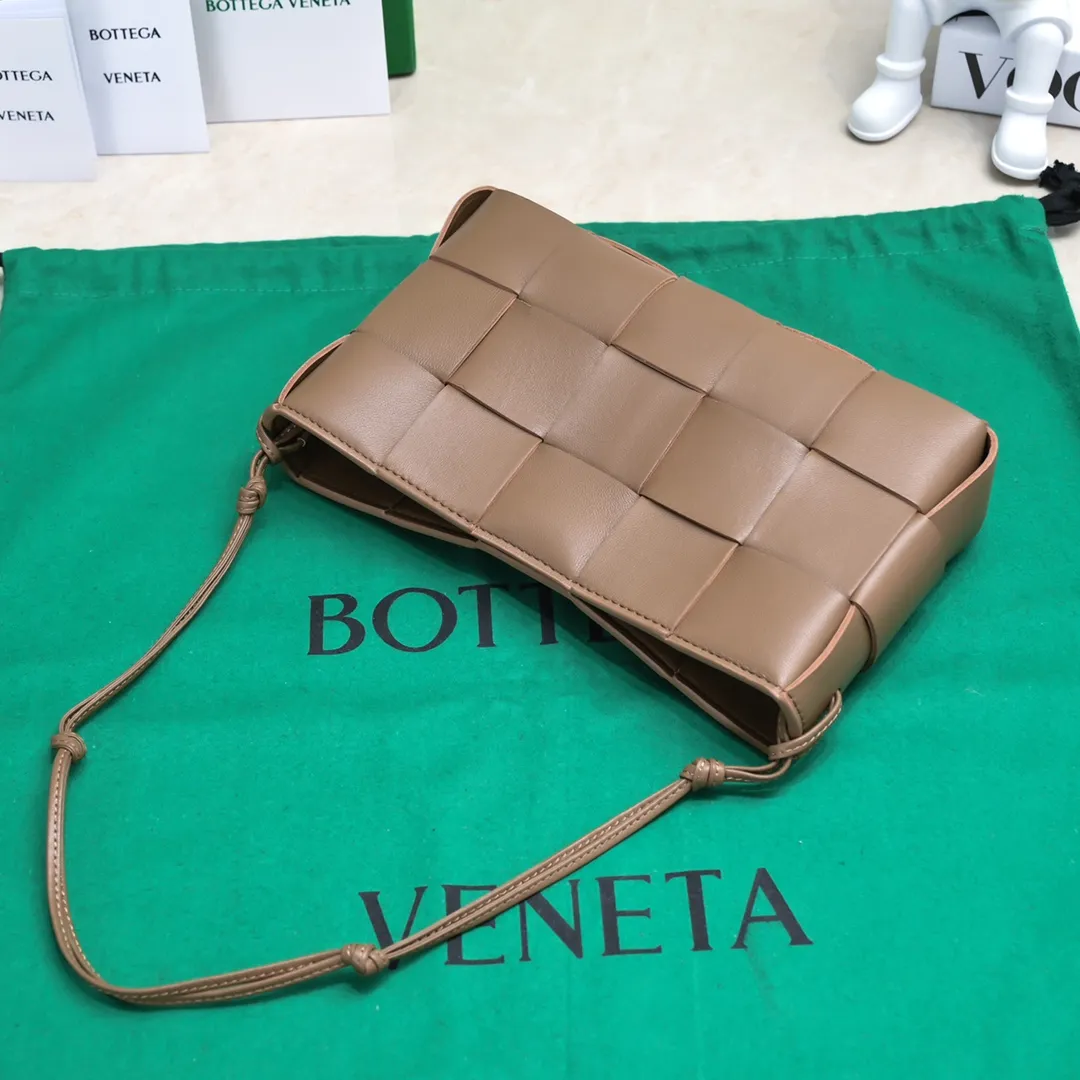 Batch 1260 #BV 2023 Cassette rope armpit bag is here🎈Simple, versatile and versatile formula bag made of intreccio woven cow leather. The square bag shape is wear-resistant and durable. Minimalism and commuting really complement each other. There are 4 card slots inside and thoughtful design✔️ Magnetic buckle closure to better protect privacy [Happy] When you are worried about matching, it is a bag that can be taken out with just one lift~ Dimensions: 22.5x13.5x4.5, Model: 7741
